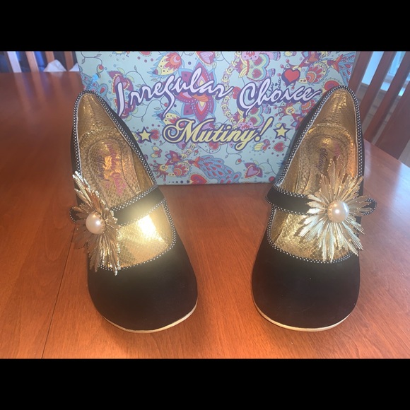 Irregular Choice Size 8 Women Black Velvet Pumps with Gold metal buckle detail. - Picture 4 of 8